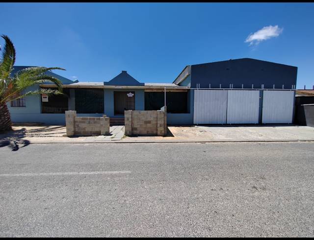 6 BEDROOM HOUSE FOR SALE IN MALIBU VILLAGE